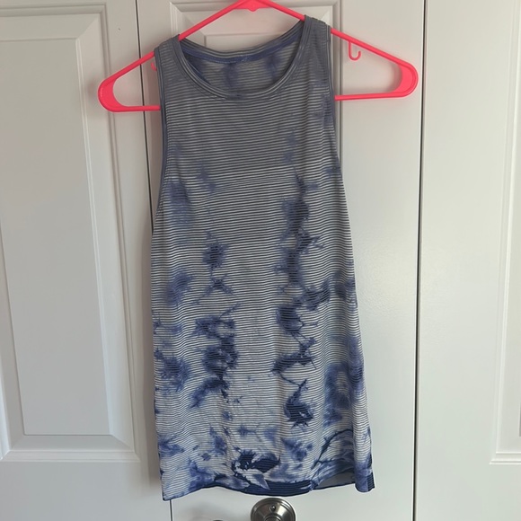 EUC Lululemon High Neck Tank Top Blue White Splatter Size 8 - Picture 1 of 3